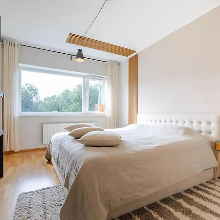 Modern And Peaceful Seafront Apartment- Wifi, Free Parking *