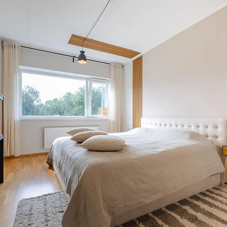 Апартаменти Modern And Peaceful Seafront - Wifi, Free Parking *