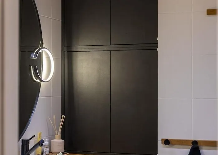 Modern And Peaceful Seafront Apartment- Wifi, Free Parking *